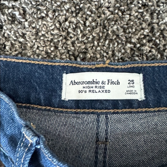 A&F High Rise 90’s Relaxed Crossover Waistband Jeans - Picture 7 of 7
